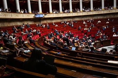 Blòk franse Sena a renovasyon entèdiksyon, men deba politik enèji ap kontinye